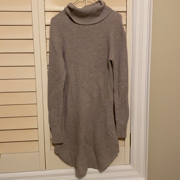 Cute autumn wool dress from Wilfred Free - Picture 2 of 5